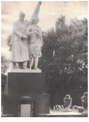 Памятник регионального значения «Братская могила советских воинов, погибших в боях с фашистскими захватчиками в 1943 году» в селе Курасовка. Скульптурный памятник сооружен в 1967 году, захоронено 198 человек.