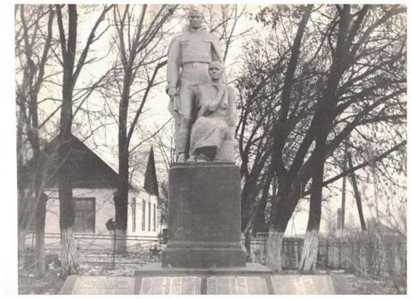 Памятник регионального значения «Братская могила советских воинов, погибших в боях с фашистскими захватчиками в 1943 году» в селе Вознесеновка. Сооружен в 1968 году, захоронено 388 человек.
