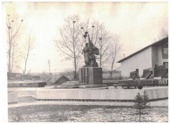 Памятник федерального значения «Братская могила советских воинов,погибших в боях с фашистскими захватчиками в 1941-1945 г» в селе Верхопенье. Скульптурный памятник сооружен 1964 году, захоронено 655 человек.