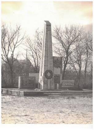 Памятник регионального значения «Братская могила советских воинов, погибших в боях с фашистскими захватчиками в 1943 году» в селе Новенькое. Сооружен в 1981 году, захоронено 389 человек.