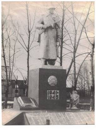 Памятник регионального значения «Братская могила советских воинов, погибших в боях с фашистскими захватчиками в 1943 году» в селе Сафоновка. Скульптурный памятник «Воин с автоматом» на постаменте сооружён в 1961 году, захоронено 663 человека.